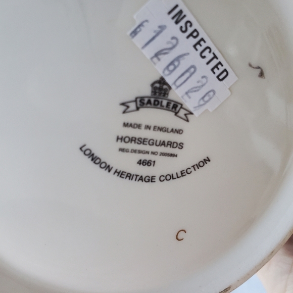 Vintage James Sadler Porcelain Tea Pot Horseguards Made in England London Queen - Picture 7 of 8